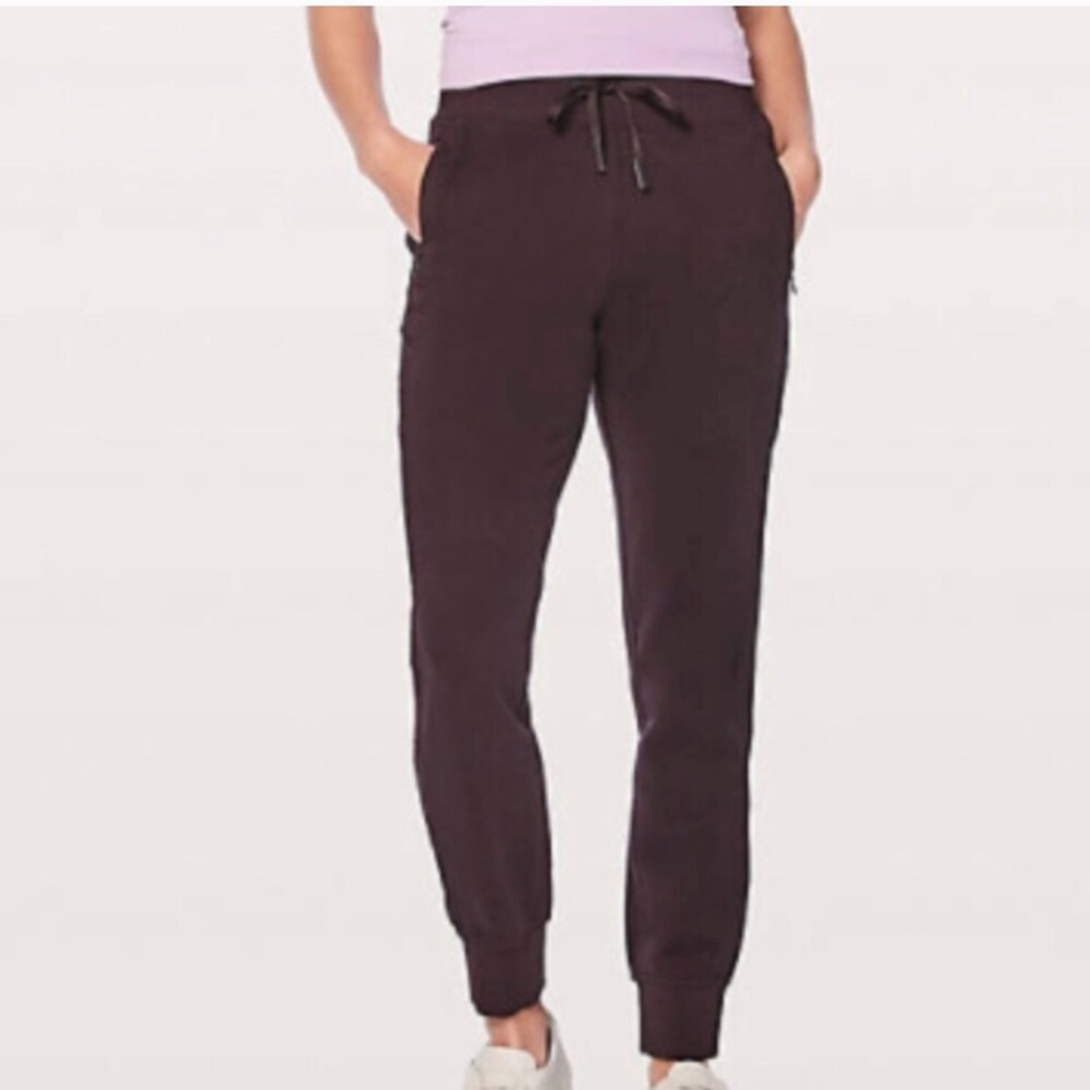 Lululemon size 4 jogger has pant